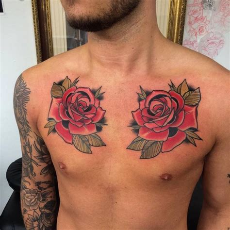 rosas en el pecho hombre|Tatuajes de rosas en el pecho para hombres: Explorando la。